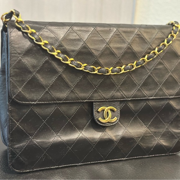 ⭐️RARE CONDITION⭐️ Chanel Medium Classic Flap in Black Quilted Lambskin 24k GHW - Picture 6 of 15